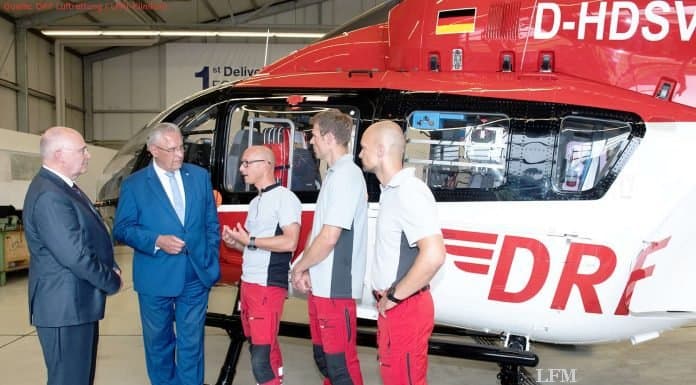 V.l.n.r.: Dr. Peter Huber (Vorstand DRF Luftrettung) und Joachim Herrmann (Innenminister Bayern) im Gespräch mit Notarzt Dr. Andreas Beyer, Pilot Sascha Netzer und Notfallsanitäter Andreas Adams. Die Tabelle zeigt die Einsatzzahlen der Rettungshubschrauber in Bayern