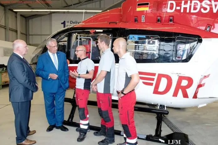 V.l.n.r.: Dr. Peter Huber (Vorstand DRF Luftrettung) und Joachim Herrmann (Innenminister Bayern) im Gespräch mit Notarzt Dr. Andreas Beyer, Pilot Sascha Netzer und Notfallsanitäter Andreas Adams. Die Tabelle zeigt die Einsatzzahlen der Rettungshubschrauber in Bayern V.l.n.r.: Dr. Peter Huber (Vorstand DRF Luftrettung) und Joachim Herrmann (Innenminister Bayern) im Gespräch mit Notarzt Dr. Andreas Beyer, Pilot Sascha Netzer und Notfallsanitäter Andreas Adams. Die Tabelle zeigt die Einsatzzahlen der Rettungshubschrauber in Bayern