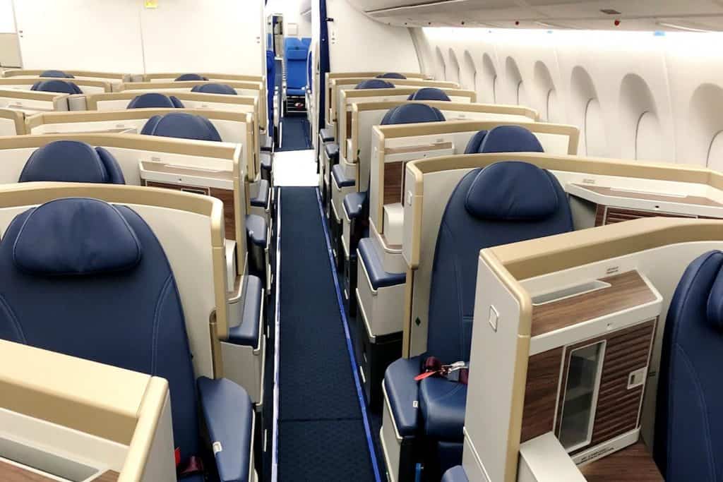 A350-900 von China Southern: Neue Recaro CL6710 Sitze in einer versetzten 1-2-1 Anordnung.