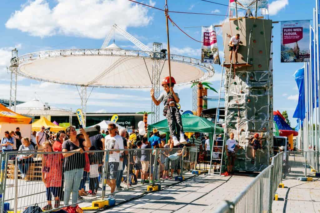 Der acht Meter hohe Kletterturm war ebenso dicht umlagert wie die fast 30 Meter lange Zipline der Eurowings