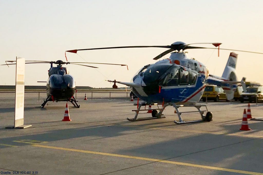 Fliegender Fliegende Hubschraubersimulator EC-135 FHS: Auf der Nationalen Luftfahrtkonferenz am 21. August 2019 in Leipzig ist unter anderem der Fliegende Hubschraubersimulator EC-135 FHS des DLR (rechts im Bild) vor Ort.
