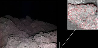 Ryugu bei Nacht, "Blumenkohlfelsen" mit hellen Mineralen: Rechts oben der vergrößerte Ausschnitt des Felssporns rechts unten im großen Bild, der sich etwa 25 Zentimeter vor MASCam befand.