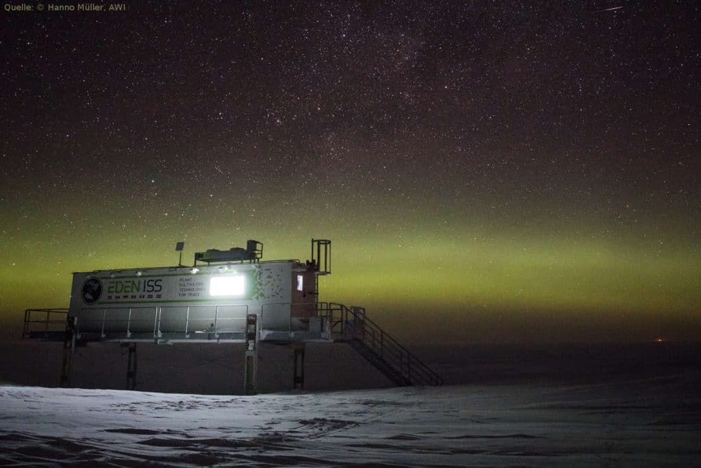 EDEN-ISS Gewächshaus unter Polarlichtern: Gewächshaus-Projekt EDEN-ISS: Gemüsezucht im ewigen Eis – ohne Erde und unter künstlichem Licht.