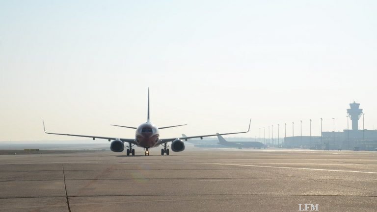 Köln Bonn Airport: Flugverkehr kurz über Querwindbahn