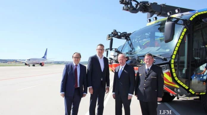 (v.l.n.r.): Walter Schoefer, Sprecher der Geschäftsführung der Flughafen Stuttgart GmbH; Andreas Schwarz MdL, Fraktionsvorsitzender der Grünen im Landtag; Wilfried Klenk MdL (CDU), politischer Staatssekretär im Ministerium für Inneres, Digitalisierung und Migration Baden-Württemberg; Andreas Rudlof, Leiter der Abteilung Brandschutz und Gefahrenabwehr am Flughafen Stuttgart.
