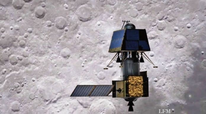 Indischer Mondorbiter Chandrayaan-2 und Mondlandemodul Vikram: Nach dem Start der zweiten indischen Mondmission, Chandrayaan-2, am 22. Juli 2019 vom indischen Weltraumbahnhof Sriharikota erreichte die Sonde am 20. August die Mondumlaufbahn. Am 2. September wurde die Landesonde Vikram (in der künstlerischen Darstellung der obere Teil des Raumsonden-Gespanns) von Chandrayaan-2 abgetrennt und absolvierte erfolgreich zwei Steuermanöver, die das Modul in einen elliptischen Orbit von 101 Kilometern mal 35 Kilometern über der Mondoberfläche lenkten. Die Landung von Vikram in der Nähe des lunaren Südpols ist für den Abend des 06. September 2019 (MESZ) vorgesehen.