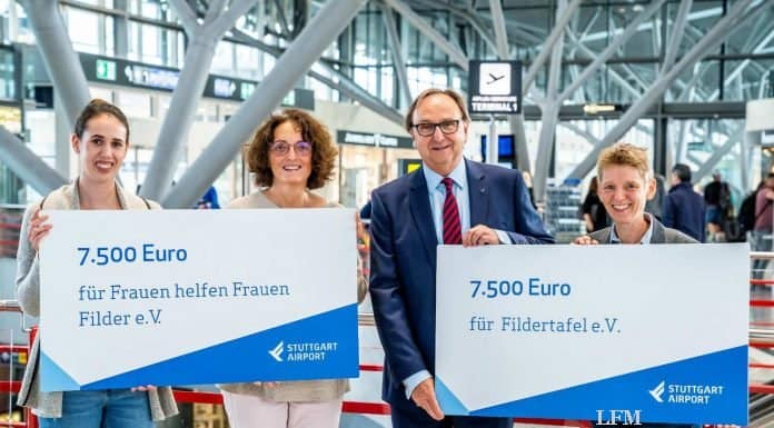 Flughafengeschäftsführer Walter Schoefer überreicht die symbolischen Schecks