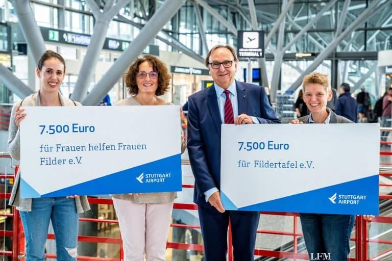 Flughafengeschäftsführer Walter Schoefer überreicht die symbolischen Schecks