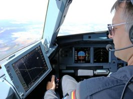 Assistenzsystem für lärmarme Anflüge: Am Deutschen Zentrum für Luft- und Raumfahrt (DLR) wurde das Assistenzsystem LNAS (Low Noise Augmentation System) entwickelt. Das Assistenzsystem zeigt dem DLR Testpiloten Jens Heider auf einem Display (Electronic Flight Bag), an exakt welchem Zeitpunkt er welche Handlung durchführen muss, um einen möglichst lärmarmen Anflug durchzuführen.