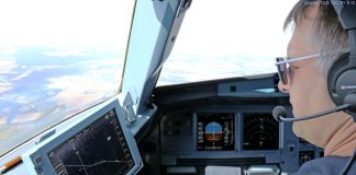 Assistenzsystem für lärmarme Anflüge: Am Deutschen Zentrum für Luft- und Raumfahrt (DLR) wurde das Assistenzsystem LNAS (Low Noise Augmentation System) entwickelt. Das Assistenzsystem zeigt dem DLR Testpiloten Jens Heider auf einem Display (Electronic Flight Bag), an exakt welchem Zeitpunkt er welche Handlung durchführen muss, um einen möglichst lärmarmen Anflug durchzuführen.