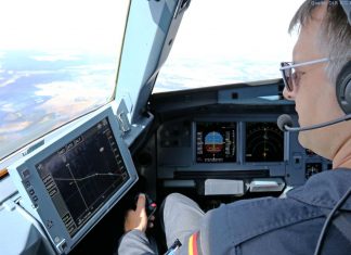 Assistenzsystem für lärmarme Anflüge: Am Deutschen Zentrum für Luft- und Raumfahrt (DLR) wurde das Assistenzsystem LNAS (Low Noise Augmentation System) entwickelt. Das Assistenzsystem zeigt dem DLR Testpiloten Jens Heider auf einem Display (Electronic Flight Bag), an exakt welchem Zeitpunkt er welche Handlung durchführen muss, um einen möglichst lärmarmen Anflug durchzuführen.