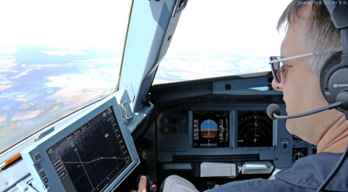 Assistenzsystem für lärmarme Anflüge: Am Deutschen Zentrum für Luft- und Raumfahrt (DLR) wurde das Assistenzsystem LNAS (Low Noise Augmentation System) entwickelt. Das Assistenzsystem zeigt dem DLR Testpiloten Jens Heider auf einem Display (Electronic Flight Bag), an exakt welchem Zeitpunkt er welche Handlung durchführen muss, um einen möglichst lärmarmen Anflug durchzuführen.