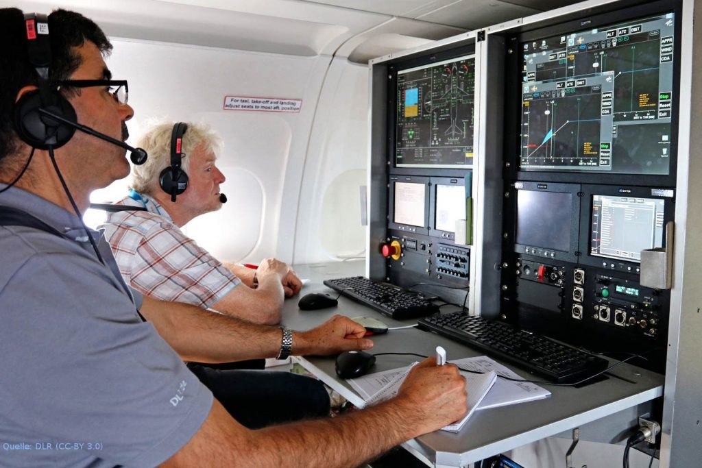 Blick auf die Basismessstation im ATRA: Von der Überwachungsstation der Flugtestinstrumentierung an Bord des Forschungsflugzeugs ATRA begleiten DLR-Wissenschaftler die Flugversuche in Zürich.