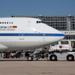 Blick auf den vorderen Rumpf der 747SP: Nachts ist das Flugzeug gelandet. Besucher haben eine besondere Gelegenheit das weltweit einmalige Flugzeug zu bestaunen.