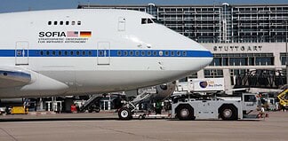 Blick auf den vorderen Rumpf der 747SP: Nachts ist das Flugzeug gelandet. Besucher haben eine besondere Gelegenheit das weltweit einmalige Flugzeug zu bestaunen.