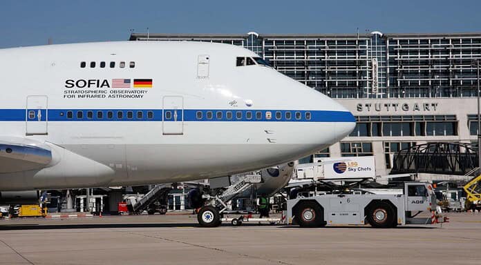 Blick auf den vorderen Rumpf der 747SP: Nachts ist das Flugzeug gelandet. Besucher haben eine besondere Gelegenheit das weltweit einmalige Flugzeug zu bestaunen.