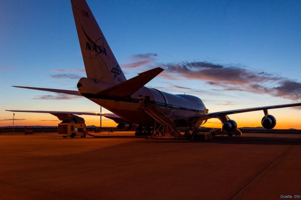 SOFIA in Palmdale vor dem Flug nach Deutschland: An Bord der umgebauten Boeing 747SP mit dem Kennzeichen N747NA ist ein Spiegelteleskop installiert. Das Spezialflugzeug besitzt einen kürzeren Rumpf, eine größere maximale Flughöhe und eine größere Reichweite als die Grundversion 747-100/200. SOFIA ist seit dem 30. November 2010 im Einsatz.