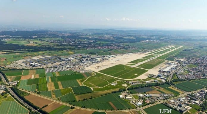 Flughafen Stuttgart: Pistenlärm durch Bauarbeiten Flughafen Stuttgart: Pistenlärm durch Bauarbeiten auf der Landebahn bei Nacht