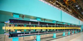 Tankflugzeug KC-46: 25 Meter langer Flügelholm der KC-46 im Produktionswerk der Boeing 767