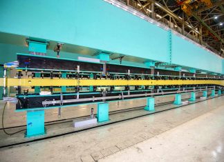 Tankflugzeug KC-46: 25 Meter langer Flügelholm der KC-46 im Produktionswerk der Boeing 767