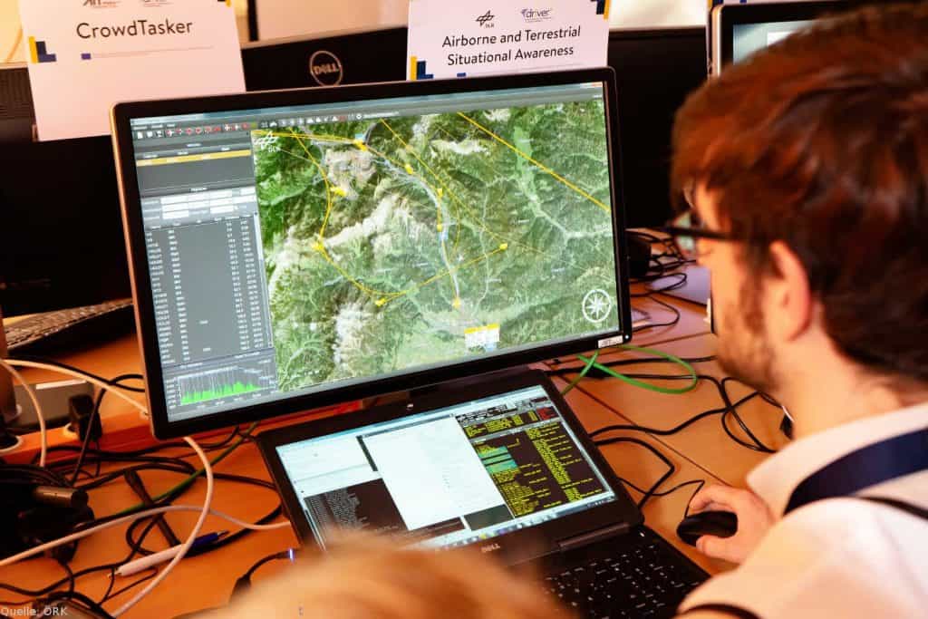 Bodenkontrollstation UFly: Forscher an der Bodenkontrollstation UFly zur Missionsplanung des Forschungsflugzeugs D-CODE im Lagezentrum.