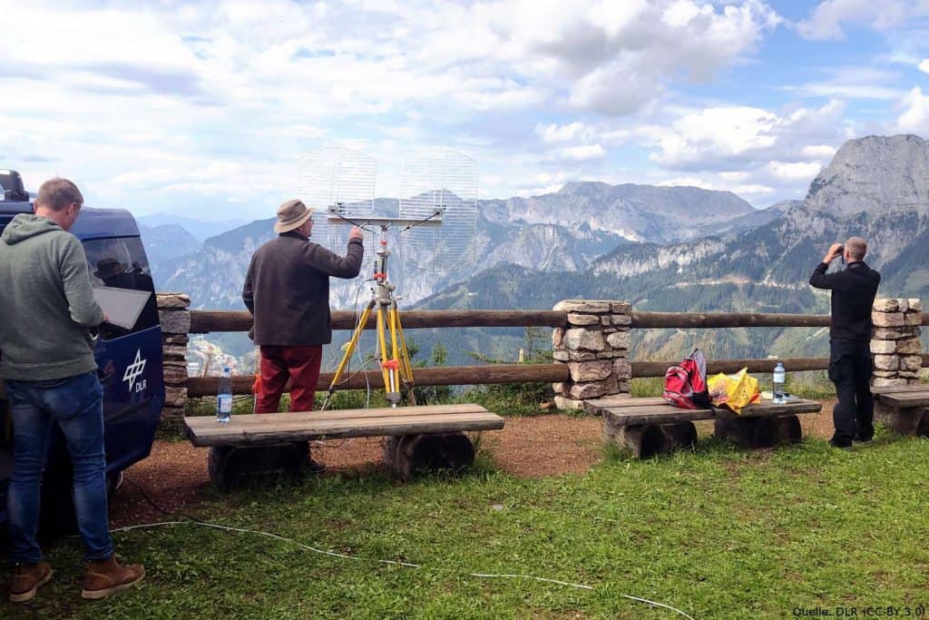 Bergstation: Aufbau der Bergstation für die digitale Verbindung zwischen dem UAS-Demonstrator und den Einsatzkräften im Tal.