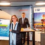 Friederike C. Kühn, Vorsitzende der IHK Nord, bei der Übergabe des Positionspapier zur norddeutschen Wasserstoffstrategie mit deutlichen Forderungen an Hamburgs Wirtschaftssenator Michael Westhagemann am Hamburg Airport