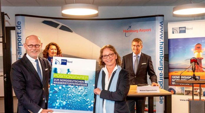 Energieträger Wasserstoff: Norddeutschland gibt Signal Friederike C. Kühn, Vorsitzende der IHK Nord, bei der Übergabe des Positionspapier zur norddeutschen Wasserstoffstrategie mit deutlichen Forderungen an Hamburgs Wirtschaftssenator Michael Westhagemann am Hamburg Airport