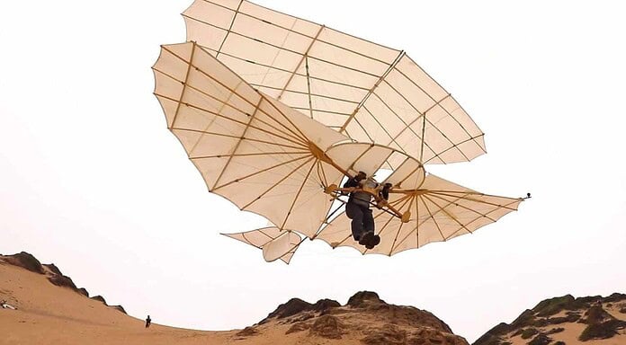 Otto Lilienthal: Erster Doppeldecker-Nachbau im Flug Flugversuch in Kalifornien: Die Flüge fanden nahe der kalifornischen Stadt Monterey an der Pazifikküste statt.