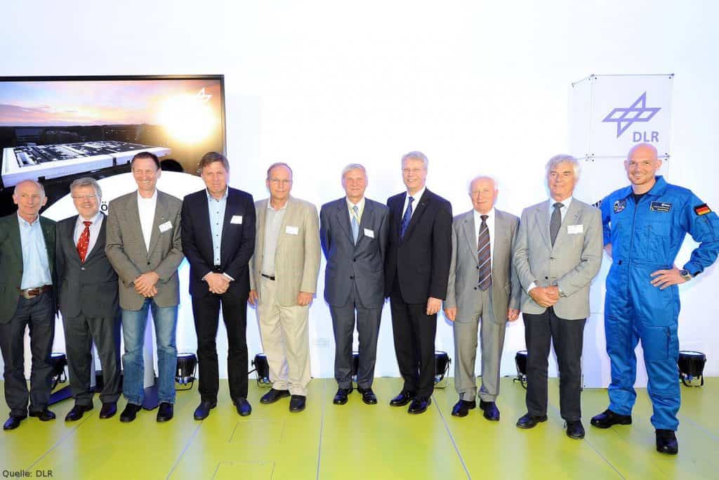 V.l.n.r.: Gerhard Thiele, Reinhold Ewald, Klaus-Dietrich Flade, Ulrich Walter, Hans Schlegel, Ernst Messerschmid, Thomas Reiter, Sigmund Jähn, Ulf Merbold und Alexander Gerst