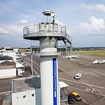 Blick auf den neuen Remote Tower am Flughafen Saarbrücken mit einer 360° Kamera und zwei PTZ Kameras.