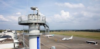 Blick auf den neuen Remote Tower am Flughafen Saarbrücken mit einer 360° Kamera und zwei PTZ Kameras.