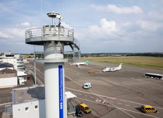 Blick auf den neuen Remote Tower am Flughafen Saarbrücken mit einer 360° Kamera und zwei PTZ Kameras.