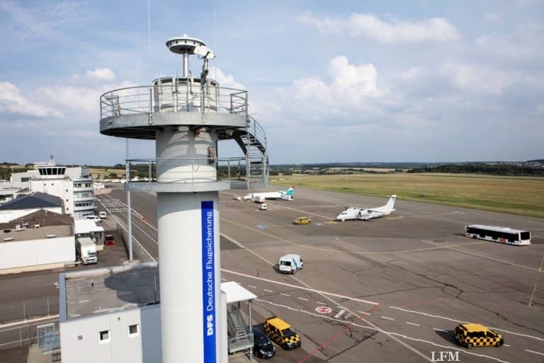 Blick auf den neuen Remote Tower am Flughafen Saarbrücken mit einer 360° Kamera und zwei PTZ Kameras.