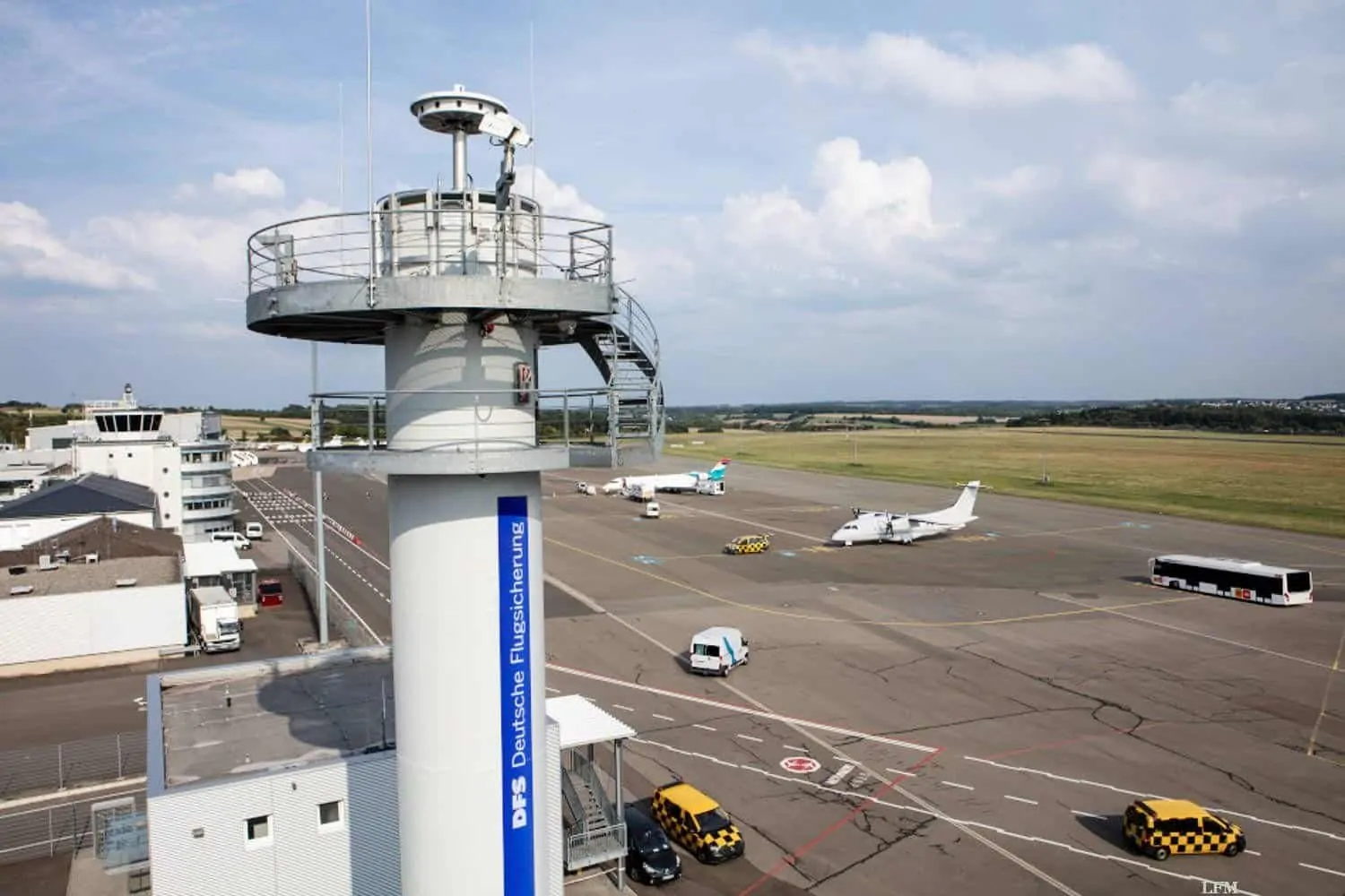 Blick auf den neuen Remote Tower am Flughafen Saarbrücken mit einer 360° Kamera und zwei PTZ Kameras.