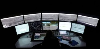 Eindruck des DFS Arbeitsplatzes zur Überwachung des Flughafens Saarbrücken aus dem Remote Tower Center in Leipzig.