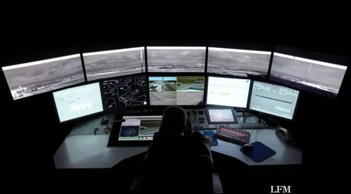 Eindruck des DFS Arbeitsplatzes zur Überwachung des Flughafens Saarbrücken aus dem Remote Tower Center in Leipzig.