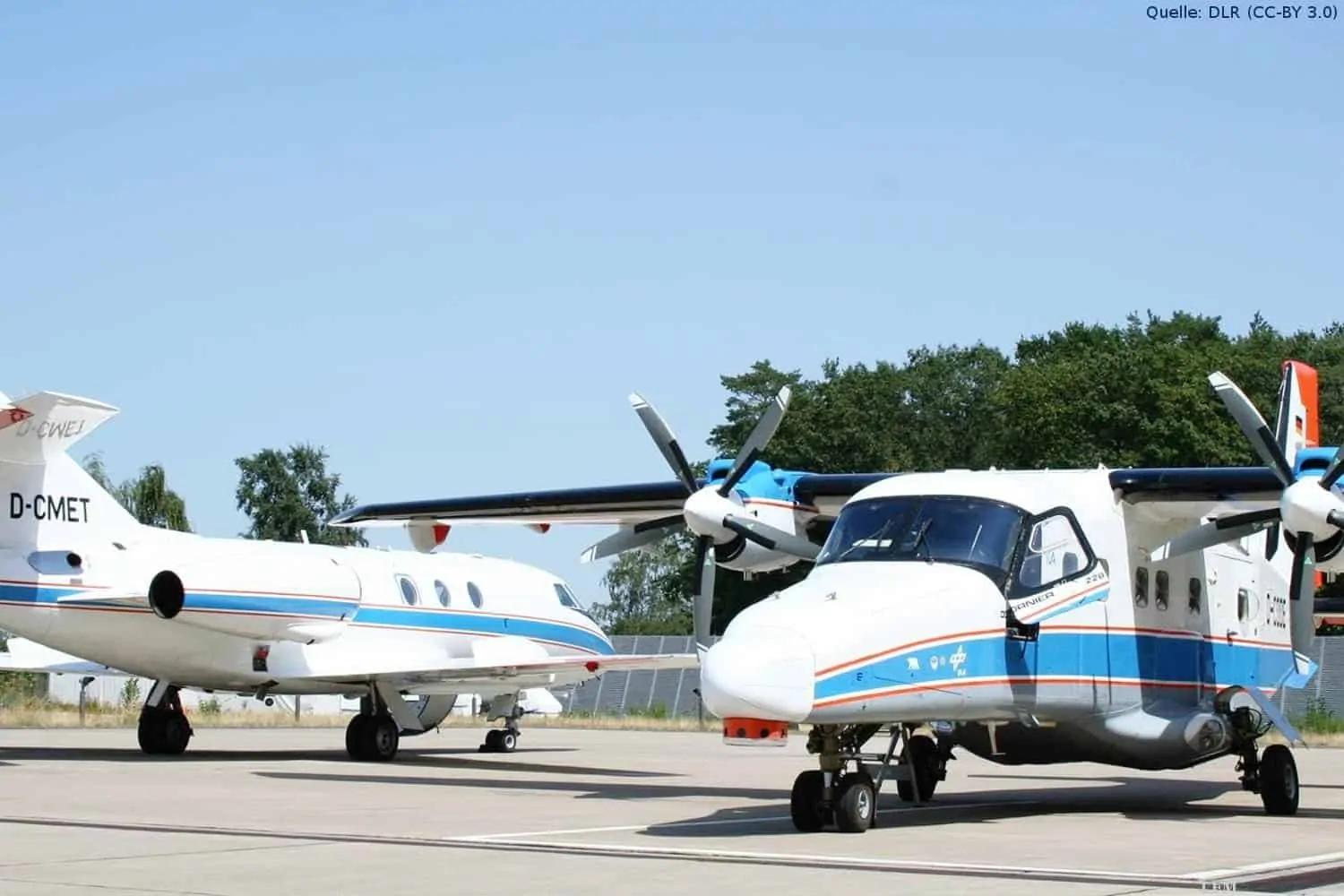 Falcon D-CMET und die Do228 D-CODE: DLR Forschungsflugzeuge Dornier DO228 D-CODE und Dassault Falcon 20E D-CMET vor dem Flugeinsatz für das Projekt ProSA-n. Beide Flugzeuge sind startbereit und mit den Messanlagen ausgerüstet. Die DO-228 trägt die Versuchssensorik für Sense & Avoid