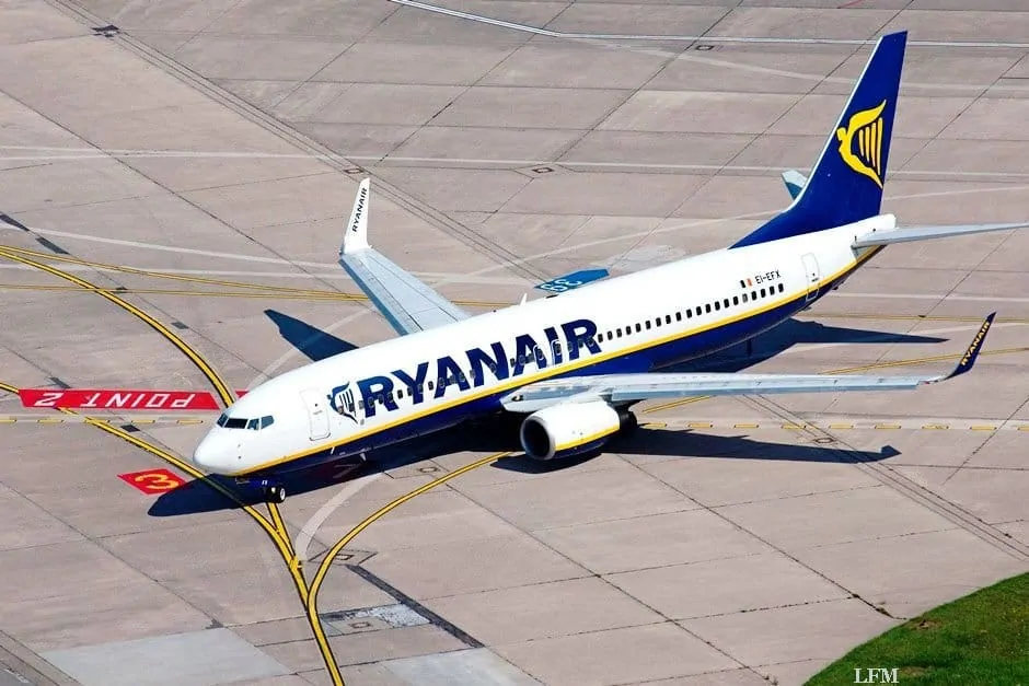 Ryanair biete Billigflüge von Mailand und Berlin nach Tallinn