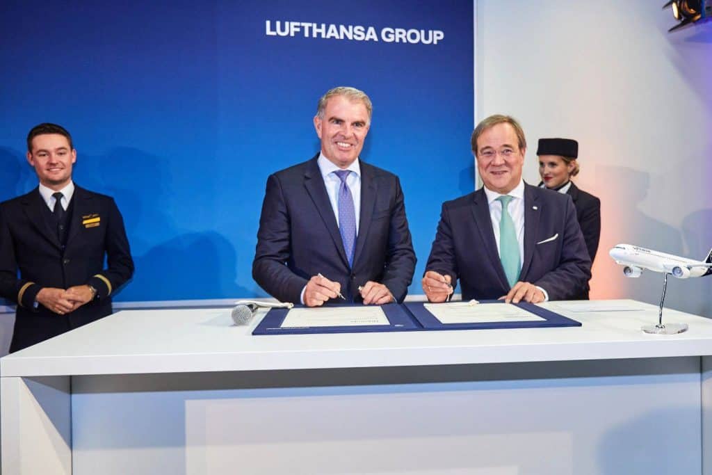 Armin Laschet, Ministerpräsident von Nordrhein-Westfalen und gebürtiger Aachener, und Carsten Spohr, Vorstandsvorsitzender der Deutschen Lufthansa AG, bei der Unterzeichnung der Taufurkunde des Airbus A321neo am Flughafen Düsseldorf.