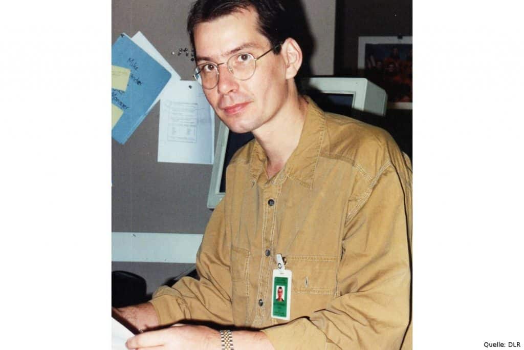 Mission SIR-C/X-SAR: Rolf Werninghaus im Customer Support Room in Houston. Beim ersten Missionsflug 1994 arbeitete er als Interface-Ingenieur, beim zweiten – sowie später bei TerraSAR-X und TanDEM-X – war er als Projekt- und Programmleiter tätig.