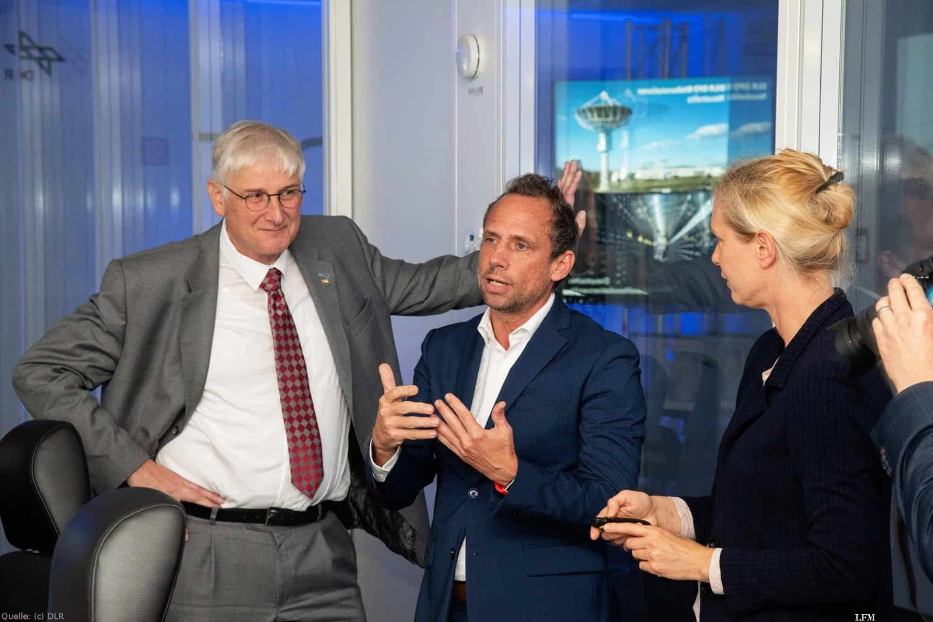 V.l.n.r.: Prof. Dr. Hansjörg Dittus (Vorstand für Raumfahrtforschung und -technologie am DLR), Thorsten Glauber (Bayrischer Staatsminister) und Prof. Dr. Claudia Künzer (Leiterin der Abteilung 