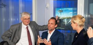 V.l.n.r.: Prof. Dr. Hansjörg Dittus (Vorstand für Raumfahrtforschung und -technologie am DLR), Thorsten Glauber (Bayrischer Staatsminister) und Prof. Dr. Claudia Künzer (Leiterin der Abteilung "Dynamik der Landoberfläche")