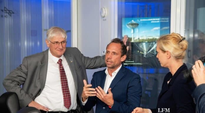 Staatsminister Thorsten Glauber zu Besuch beim DLR V.l.n.r.: Prof. Dr. Hansjörg Dittus (Vorstand für Raumfahrtforschung und -technologie am DLR), Thorsten Glauber (Bayrischer Staatsminister) und Prof. Dr. Claudia Künzer (Leiterin der Abteilung "Dynamik der Landoberfläche")