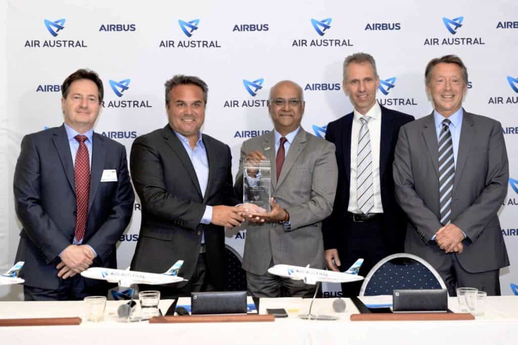 Joel Boff , Senior Sales Director Europe Airbus; Didier Robert, Präsident von Sematra; Marie-Joseph Malé, CEO Air Austral; Kimon Sotiropoulos, Airbus SVP Zentral- und Nordeuropa; Christopher Buckley, EVP Commercial Airbus.