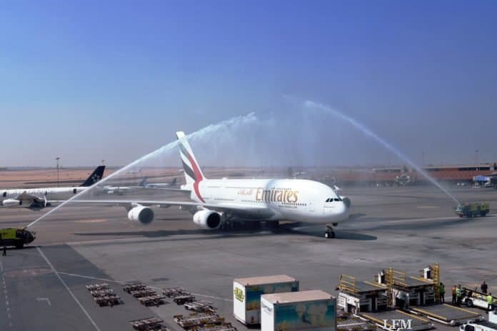Emirates Airbus A380 fliegt drei Klassen nach Kairo