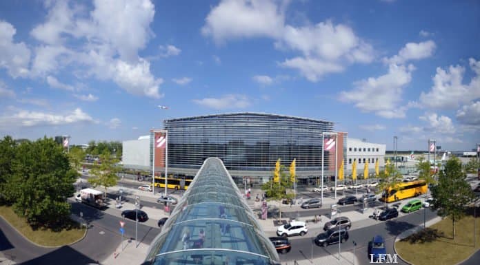 Sundair Airline fliegt nonstop nach Korfu ab Dresden Flughafen Dresden Terminal, Vorfahrt mit Kurzzeitparkplätzen, Skywalk vom Parkhaus zum Terminal