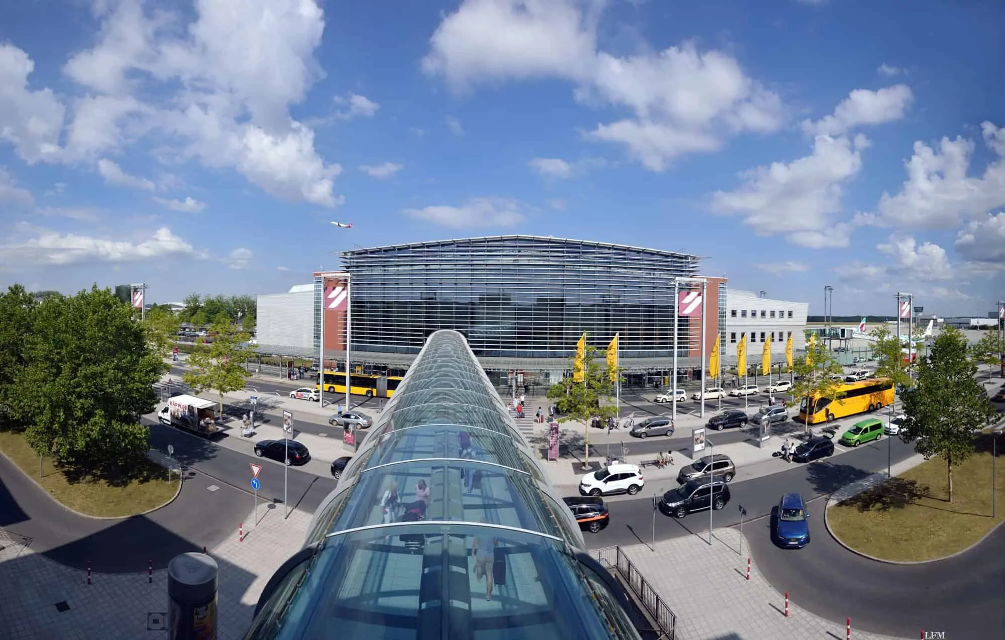 Flughafen Dresden Terminal, Vorfahrt mit Kurzzeitparkplätzen, Skywalk vom Parkhaus zum Terminal