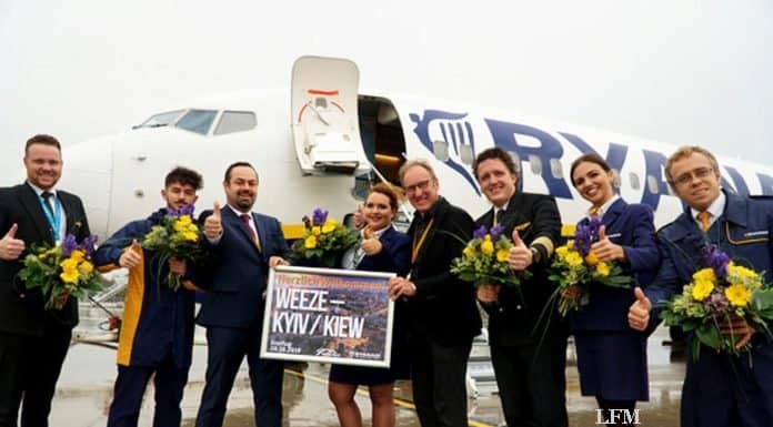 Premierenflug nach Kiew (v.l.n.r.): Ryanair Crew, Vladyslav Yehorov, Generalkonsul der Ukraine, und Airport-Geschäftsführer Ludger van Bebber.