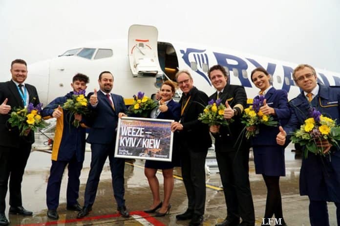 Premierenflug nach Kiew (v.l.n.r.): Ryanair Crew, Vladyslav Yehorov, Generalkonsul der Ukraine, und Airport-Geschäftsführer Ludger van Bebber.